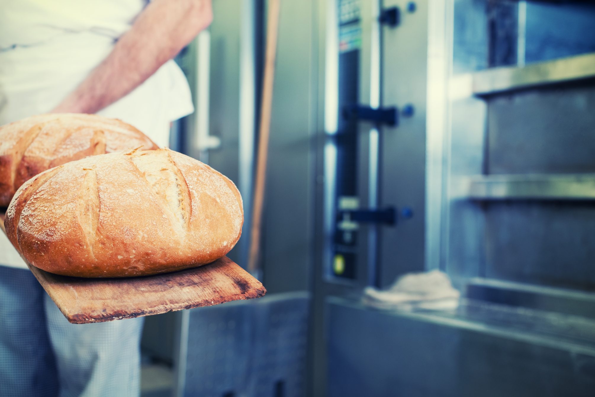 Bäcker in der Bäckerei mit Brot