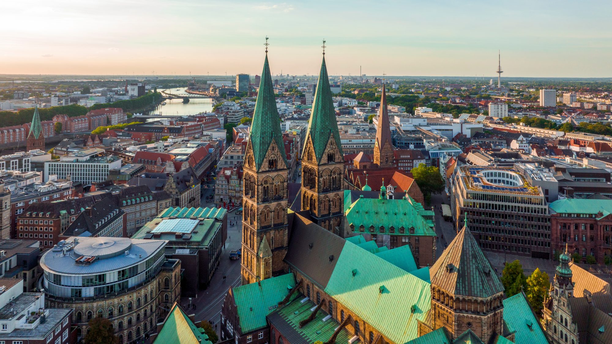 Luftbildaufnahme über den Dächern Bremens/ AdobeStock_575916834