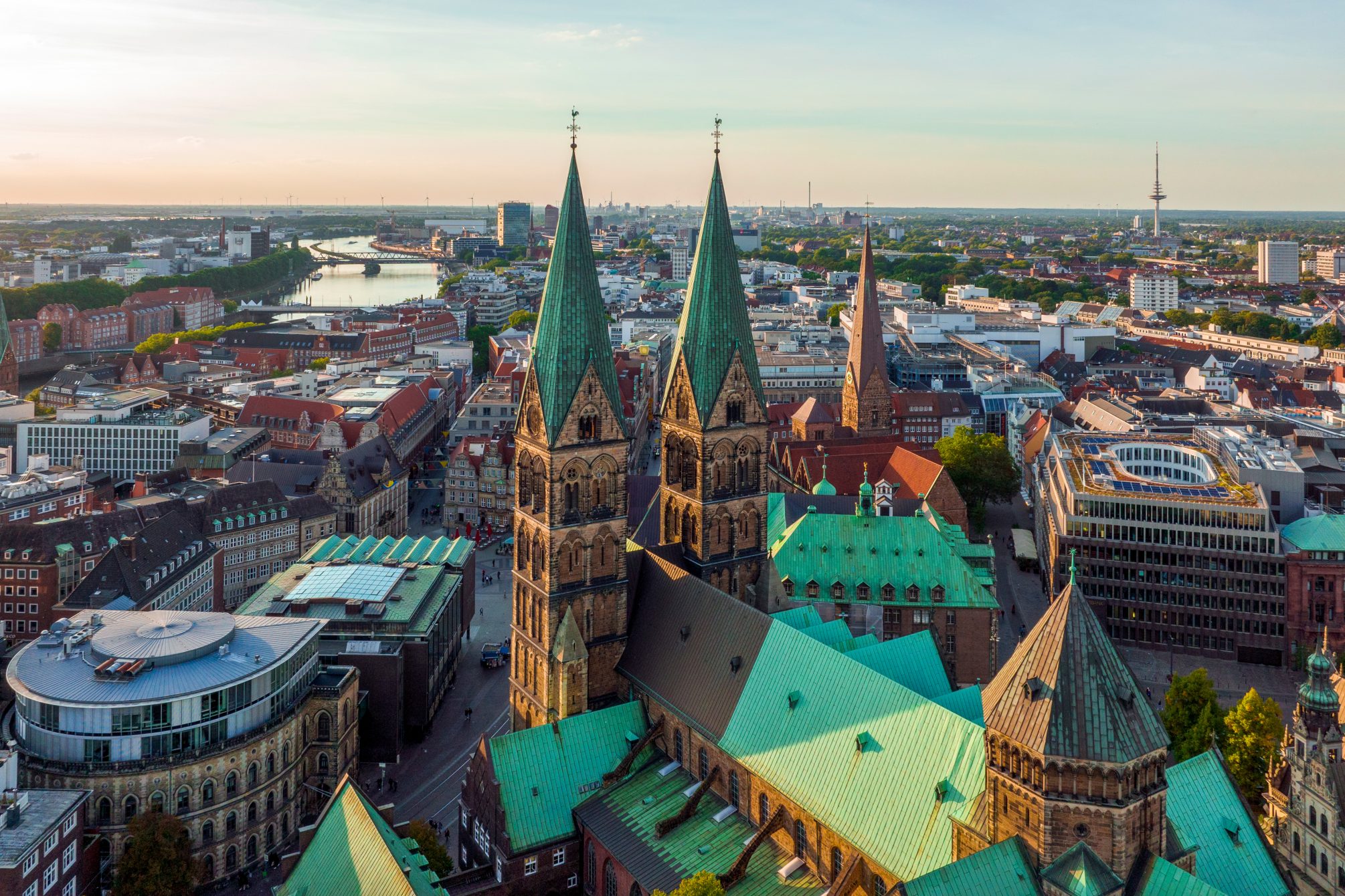 Luftbildaufnahme über den Dächern Bremens/ AdobeStock_575916834
