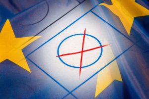Symbolbild Europawahl: Nahaufnahme Eines Wahlkreuzes Vor Dem Wappen Der Europäischen Union